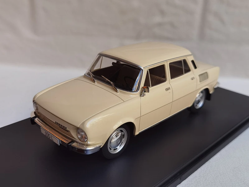 Diecast 1:24 Scale SKODA 100L Car Alloy Simulation Car Model Toy Collectible Ornaments