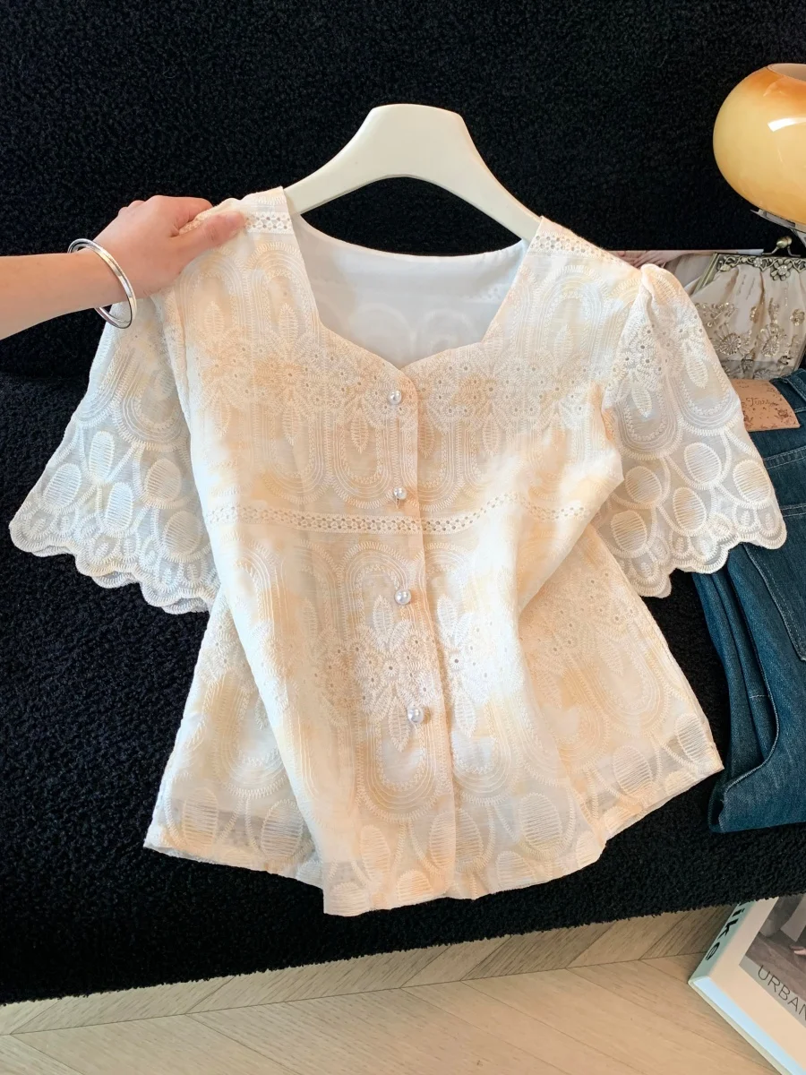 

Элегантная женская рубашка с вышивкой и сложной отделкой, с коротким рукавом, летняя новинка, на одной пуговице, с квадратным воротником