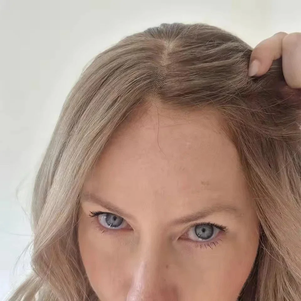 شعر مستعار دانتيل أشقر فاتح مع جذور داكنة شعر مستعار ناعم للحفلات شعر مستعار طويل مموج عميق من الدانتيل شعر مستعار أمامي اصطناعي عالي الدقة 24 بوصة شعر مستعار بدون صمغ #4