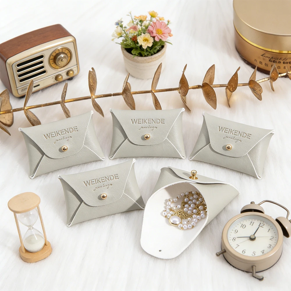 

100 шт., серая сумка для ювелирных изделий из искусственной кожи с логотипом, 7x5 см, кольца, серьги, ожерелья, сумки на пуговицах, органайзер для путешествий, подарочные коробки для хранения