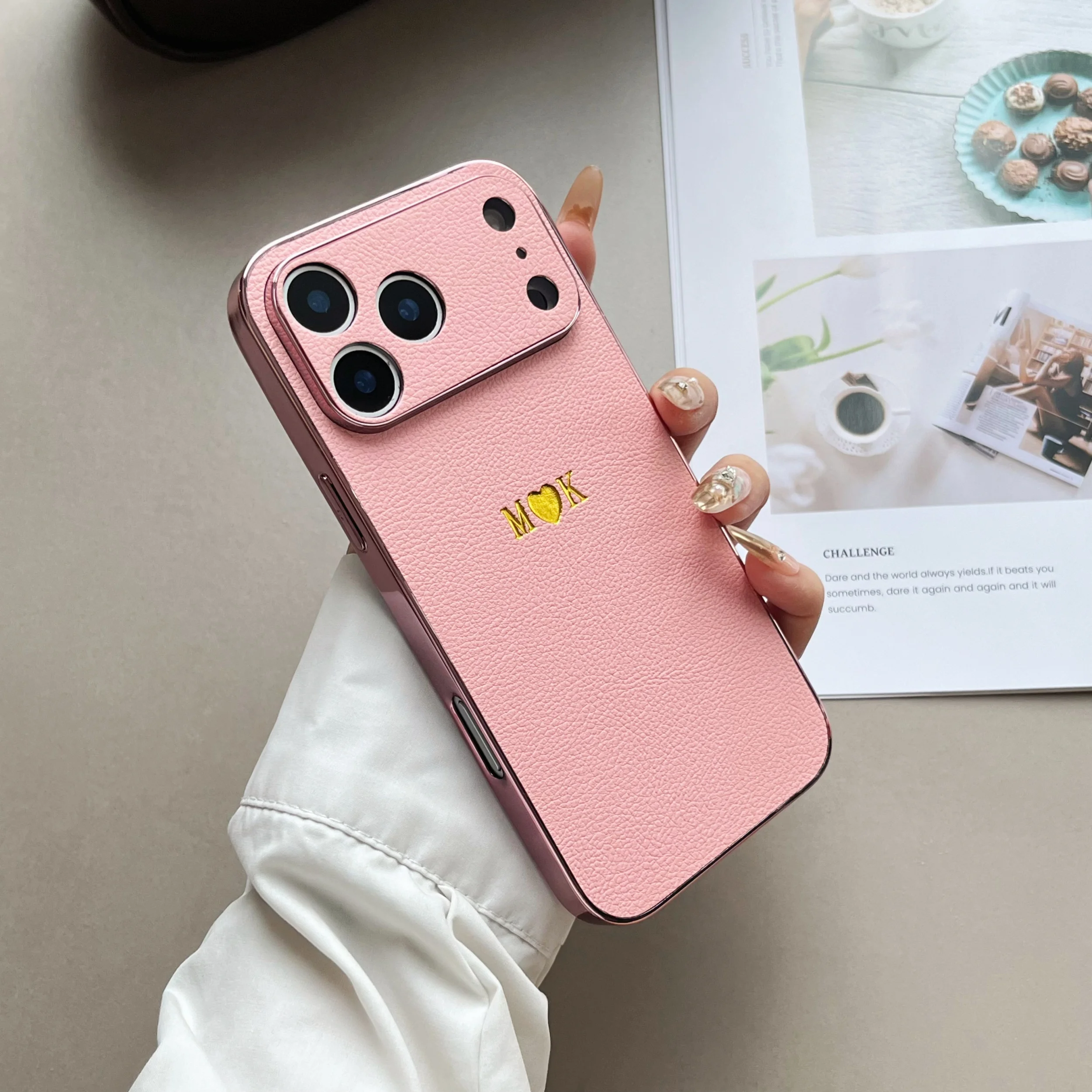 Luxuriöse Kunstleder-Handyhülle mit Beschichtung für iPhone 18 17 16 15 14 13 Pro Max Plus Air, personalisierbar mit Namen, goldene 3D-Heißfolienprägung – Detail 3