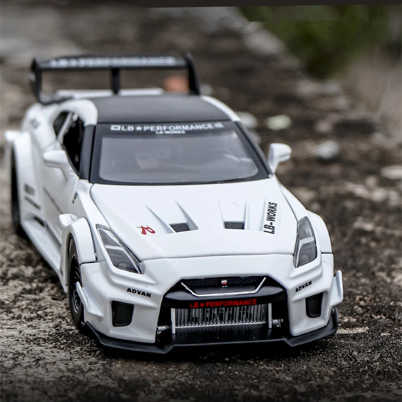 

1:32 Skyline Ares Nissan GTR CSR2 Alloy Sports Car Model Diecast Metal Toy Racing Car Model Simulation Sound and Light Gift