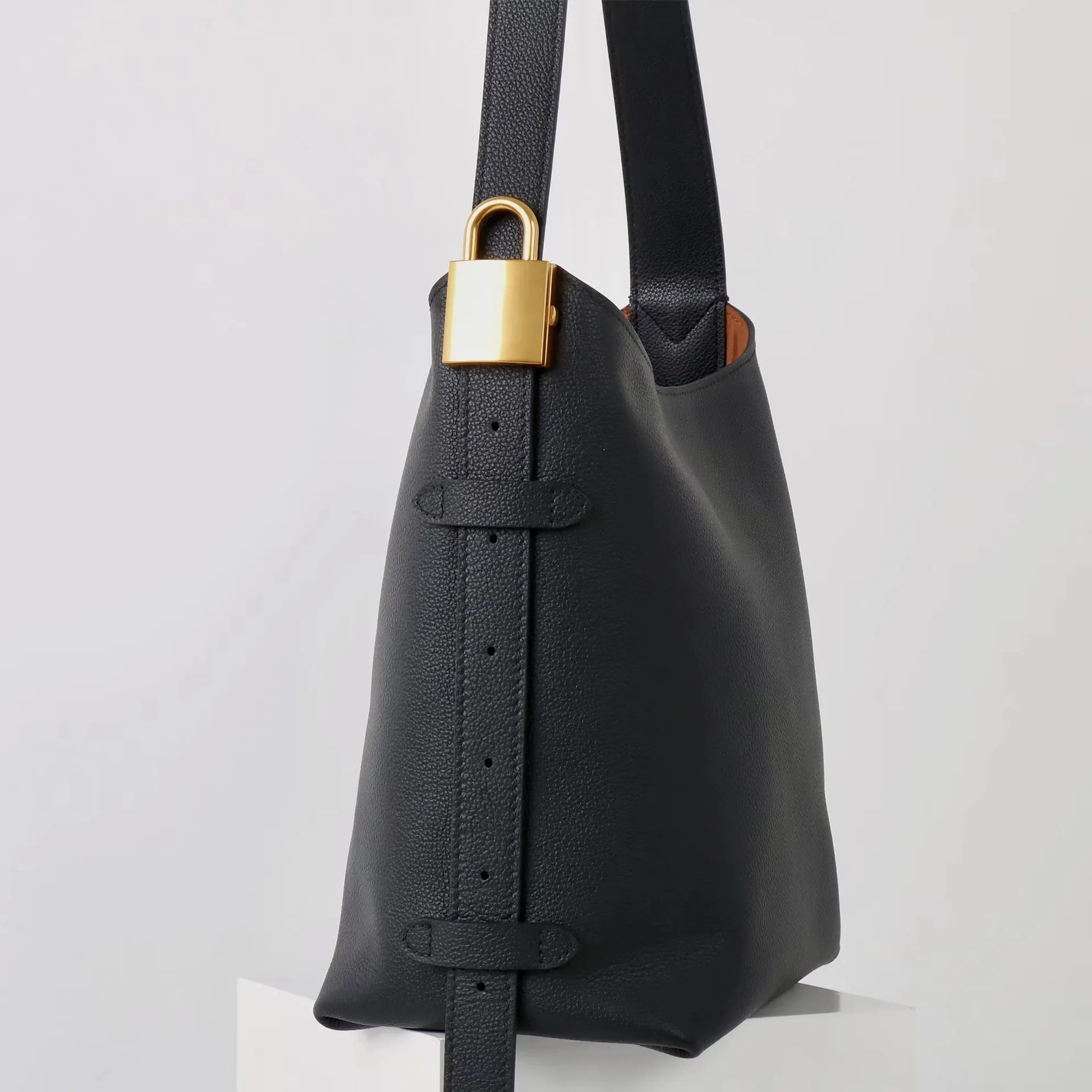 

2026 New First-layer Cowhide Lock Bucket Shoulder Messenger Bag Genuine Leather Women's Underarm Bag