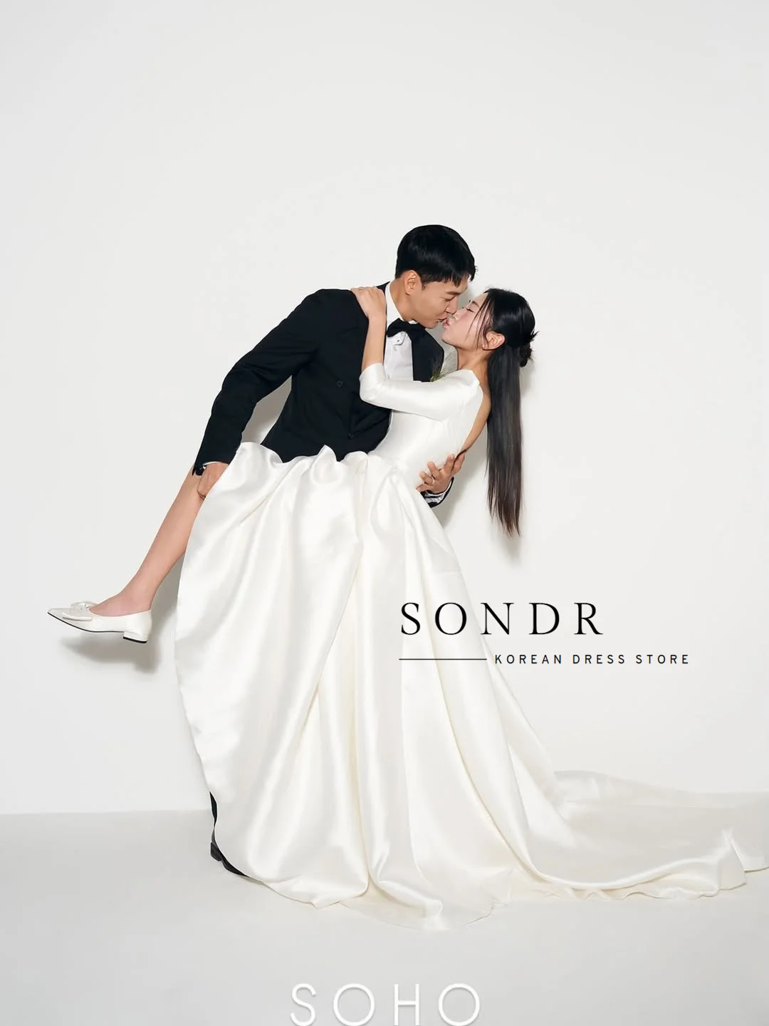 ชุดแต่งงานผ้าซาตินคอเหลี่ยมแบบสั่งตัดของ Sondr สำหรับถ่ายภาพสไตล์เกาหลี ชุดราตรีงานเลี้ยงยาวลากพื้น ชุดเจ้าสาว