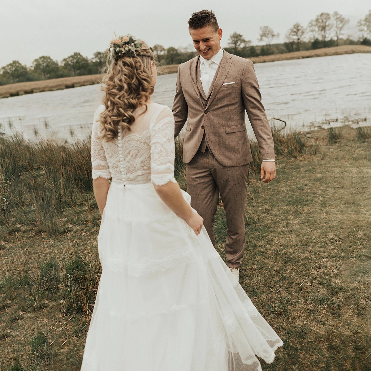 Suknia ślubna w stylu boho z warstwową koronką, dekoltem w łódkę, szyta na miarę, linia A, rękawki do połowy, rustykalna, ogrodowa, bohemiczna, romantyczna.