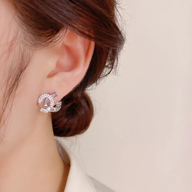 أقراط C مزدوجة متقاطعة بسيطة وفاخرة s925 إبرة فضية أقراط مرصعة بالألماس بمزاج راقي