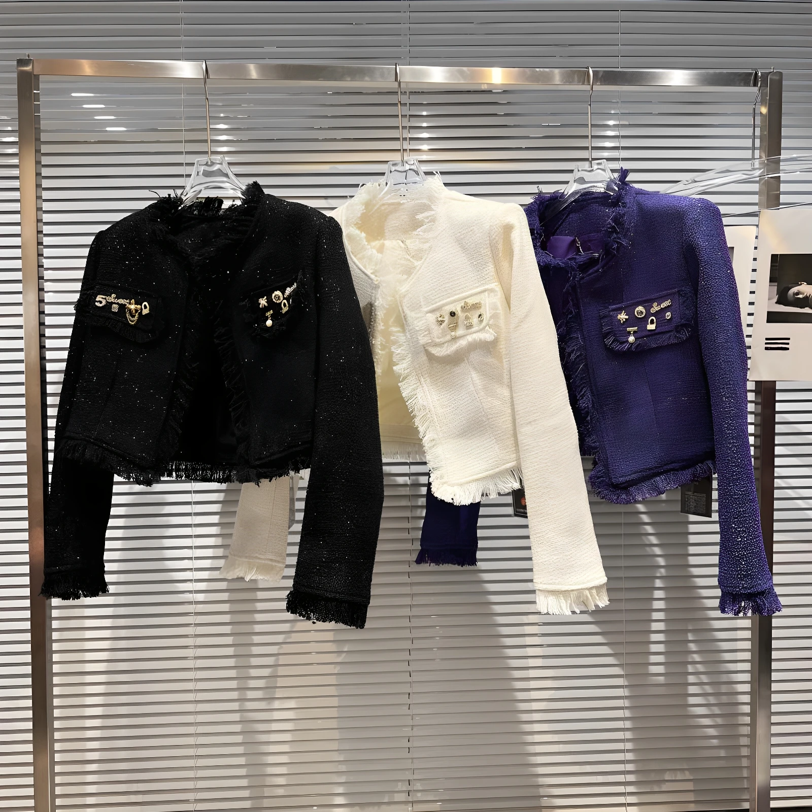 

Faionable ort Верхняя одежда Металлическая накладка на плечо Декоративное твидовое пальто Прямой силуэт Длинный свеч Круглая застежка на пуговицы