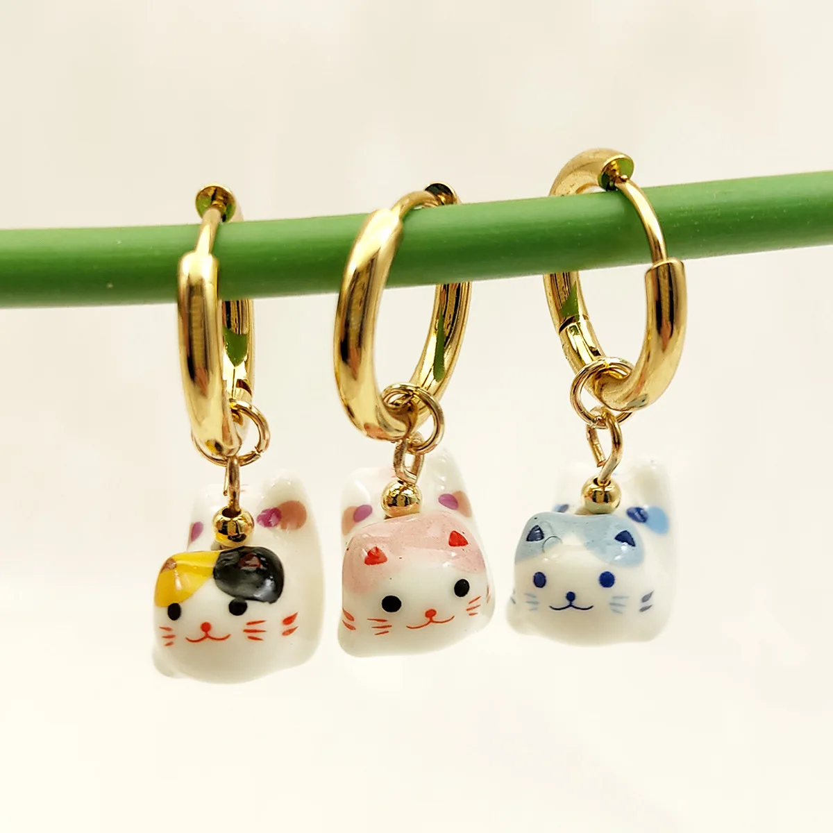 Cute Cartoon Lucky Cat Ceramic Earrings for Women, Fortune Cat Hoop Earrings, Lovely Cat Animal Earrings