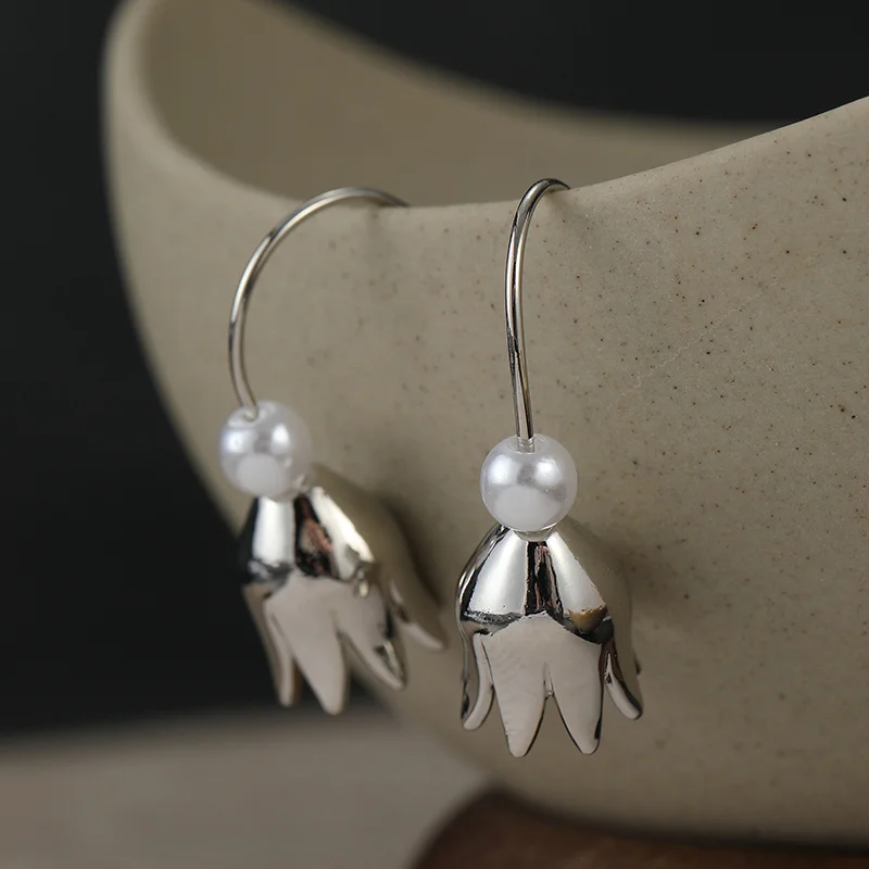 Women's Minimalist Wind Chime Orchid Shaped Earrings Glossy Texture Inlay Synthetic Pearl Charm Dangle Earrings Elegant Jewelry