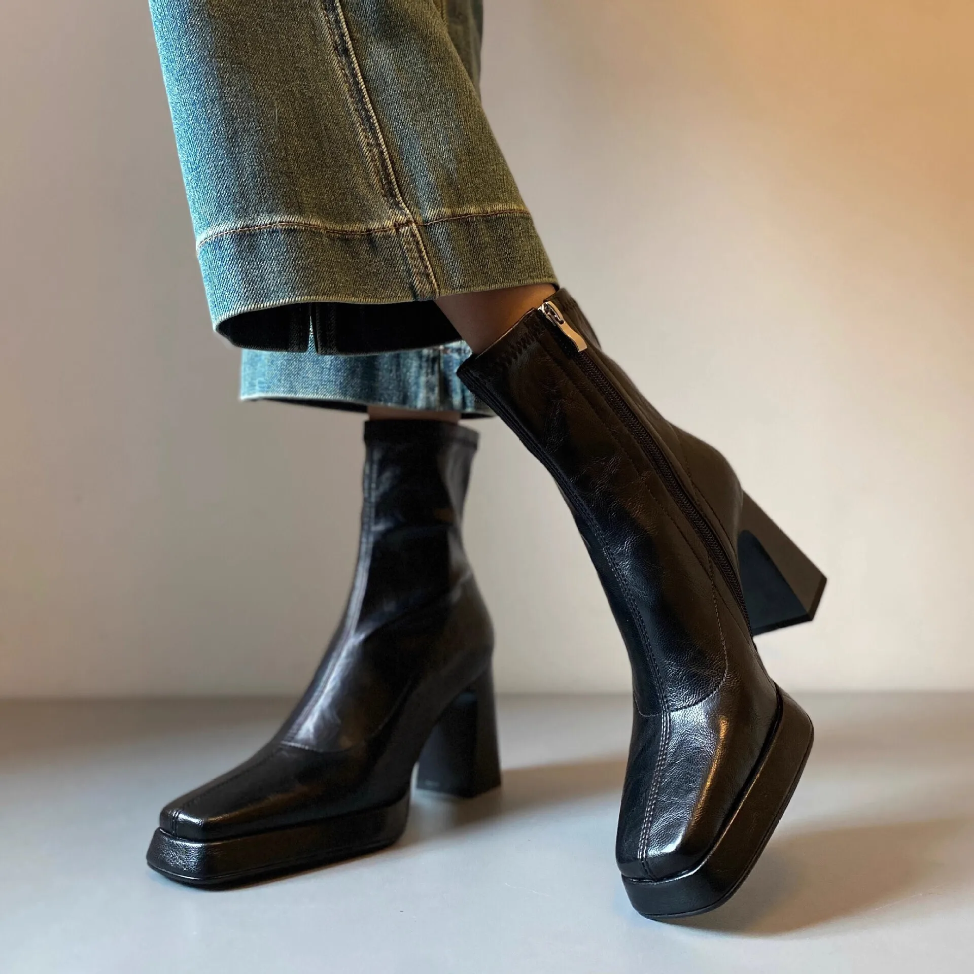 Nuova piattaforma impermeabile Leggera Chelsea Punta quadrata Catena laterale Stivaletti stile autunno inverno Scarpe décolleté da donna sottili ed eleganti