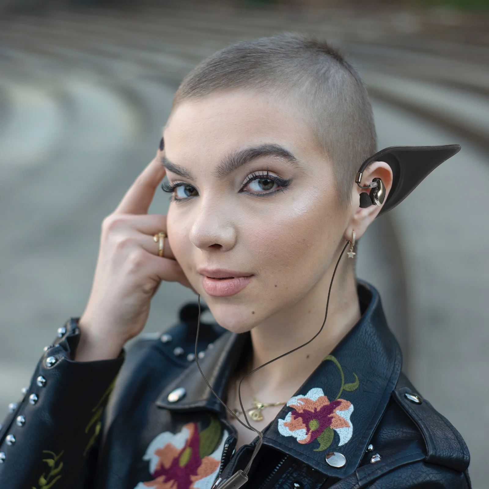 Elf سماعات أذن ستيريو سلكية داخل الأذن، ميكروفون للحد من الضوضاء، مكالمات واضحة، هاتف لوحي، ملابس طويلة، قابس مريح