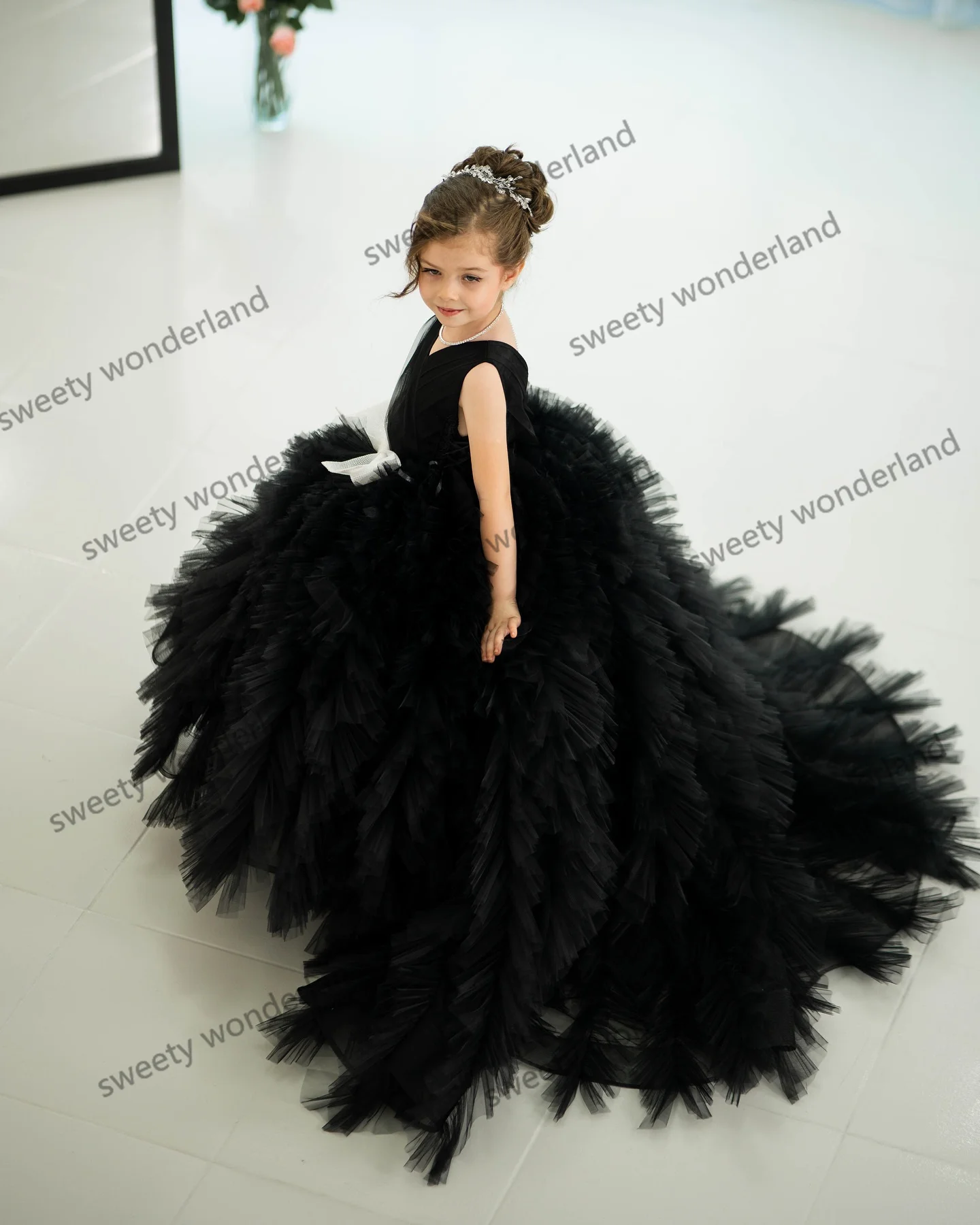 Elegante Blumenmädchenkleider Ärmelloses Ballkleid Schleife Schärpe Tüll Vestido De Novia Kinder Tier Sweep Zug Geburtstagspartykleid