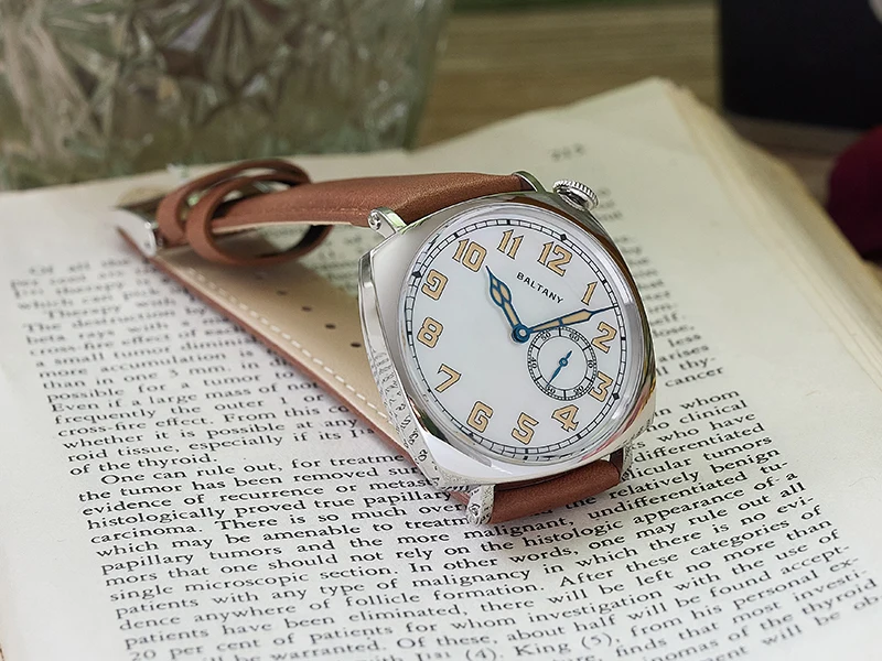 Baltany S4071 Retro-Herrenuhr in Kissenform, automatische mechanische Uhr mit Perlmutt-Zifferblatt und blauen Zeigern, elegante Kleideruhr für den täglichen Gebrauch im Büro – Detail 6