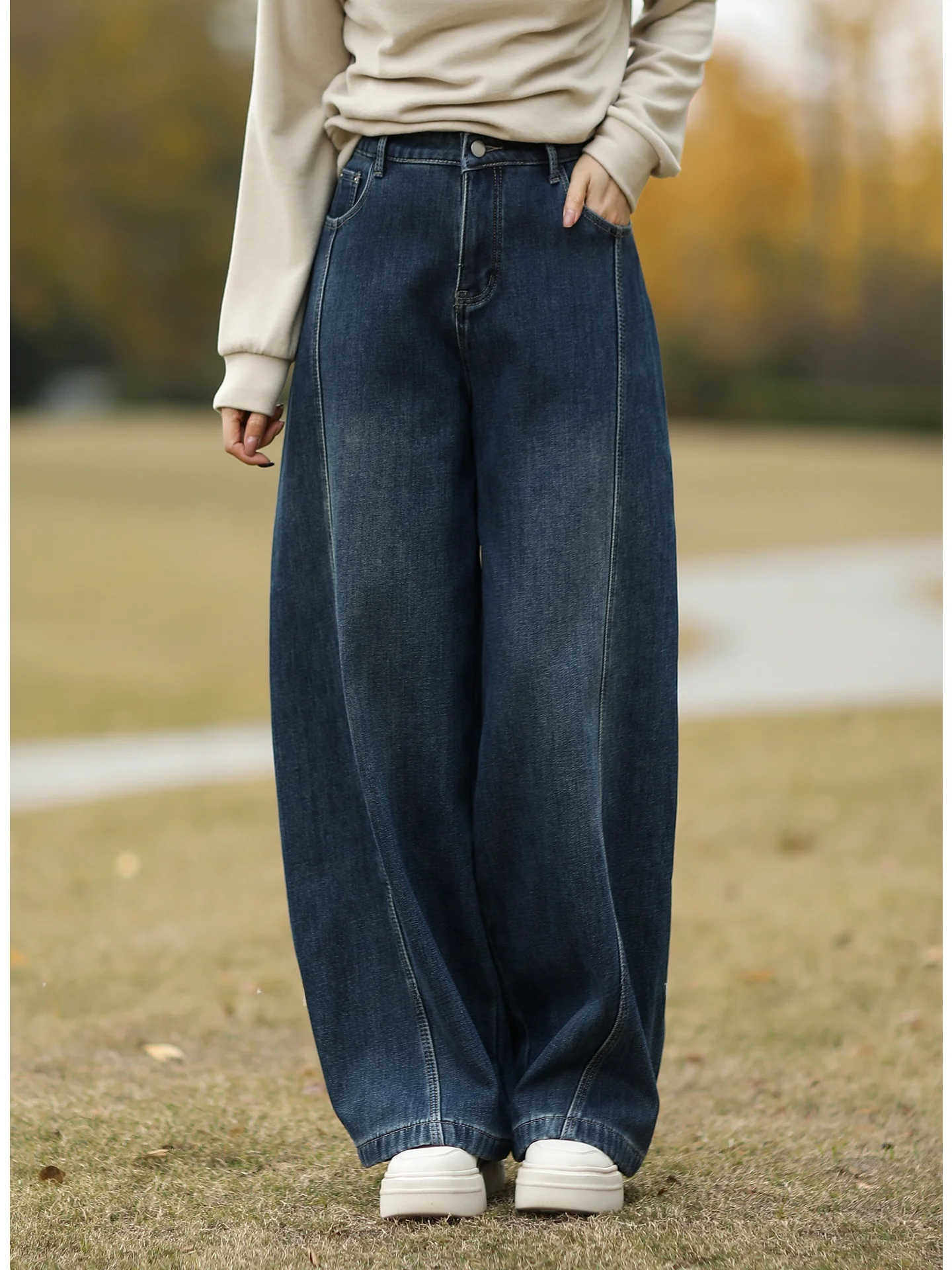 

Утепленные широкие джинсы-клеш для женщин, повседневные, теплые, свободного кроя, на пуговицах, с высокой талией