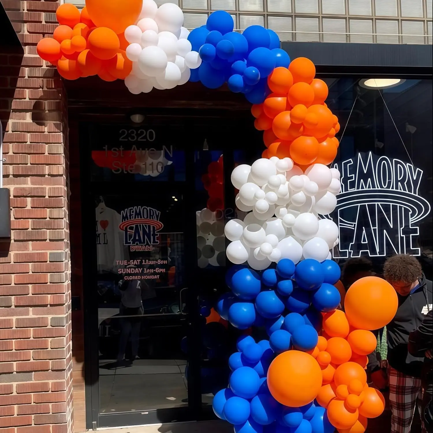 111 قطعة من مجموعة إكليل مقوس بالونات لموسم التخرج باللونين البرتقالي والأزرق، بالون أزرق وأبيض مع نجمة من الألومنيوم المتفجرة f