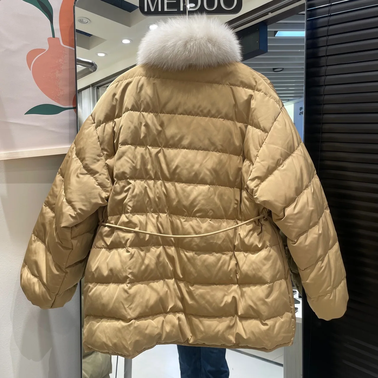 冬のレディースダウンジャケット、フォックスファーのスカーフ付きダウンコート、スプライスファッションクロスVネック、ホワイトダックライト、防風性と暖かいパーカー、レディースコート