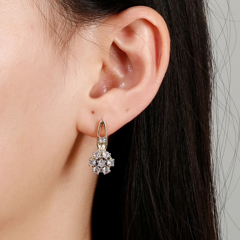 Ohrring-Set mit Schneeflocken-Cluster und eingelegten Zirkonia-Steinen, hohle Ohrringe, Ring, für festliche Anlässe, zarte, funkelnde Diamant-Accessoires, Geschenk zum Geburtstag oder für ein Date. – Detail 8
