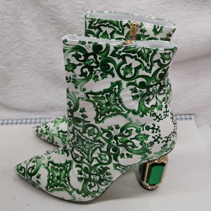 

Сине-белые фарфоровые ботинки с острым носком и драгоценным камнем на каблуке, женские зимние ботильоны на каблуке 2026 с боковой молнией, модные ботильоны 10 см