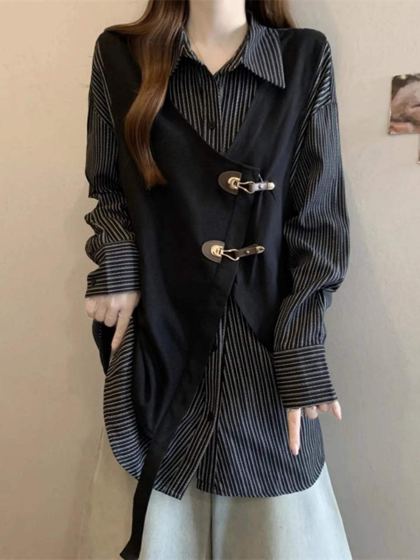 

Faionable Striped Long Sve irt Design Sense Fake, состоящий из двух частей, весна 2026, женский свободный топ больших размеров Sli Age-Defng