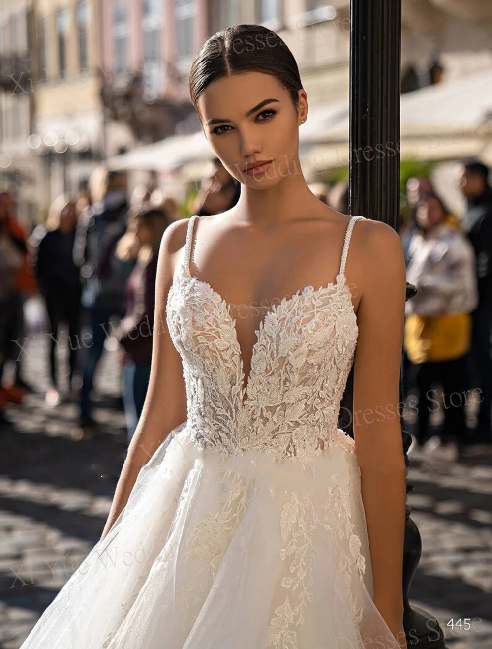 Hermoso exquisito vestido de novia de línea a sin mangas con Apliques de encaje, nuevo escote Corazón, tirantes finos, tul