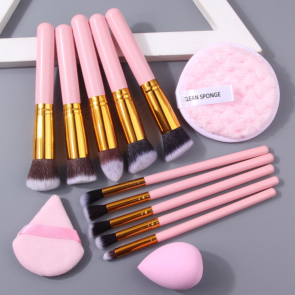 13-częściowy zestaw dużych, uniwersalnych pędzli do makijażu oraz miękka gąbka w kształcie jajka, trójkątna puderka do pudru i okrągła puderka do pudru