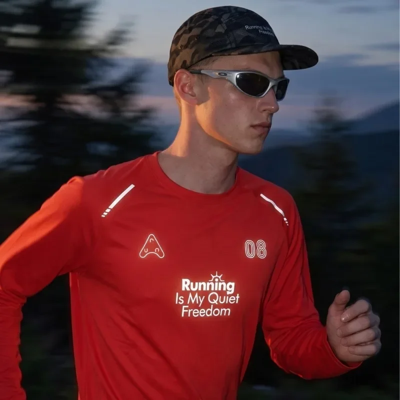 Camiseta deportiva reflectante para correr: camiseta de cuello redondo unisex con tejido de alta capacidad de absorción de la humedad y alta visibilidad, ideal para correr y hacer senderismo de noche.
