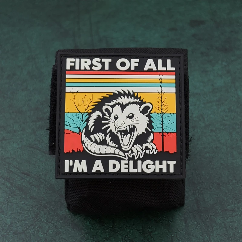 Un parche adhesivo de insignia moral de goma suave de material de Pvc animal irritable con efecto luminoso, adecuado para sombreros, ropa, mochilas, chaquetas, chalecos, pegatina de parche bordada