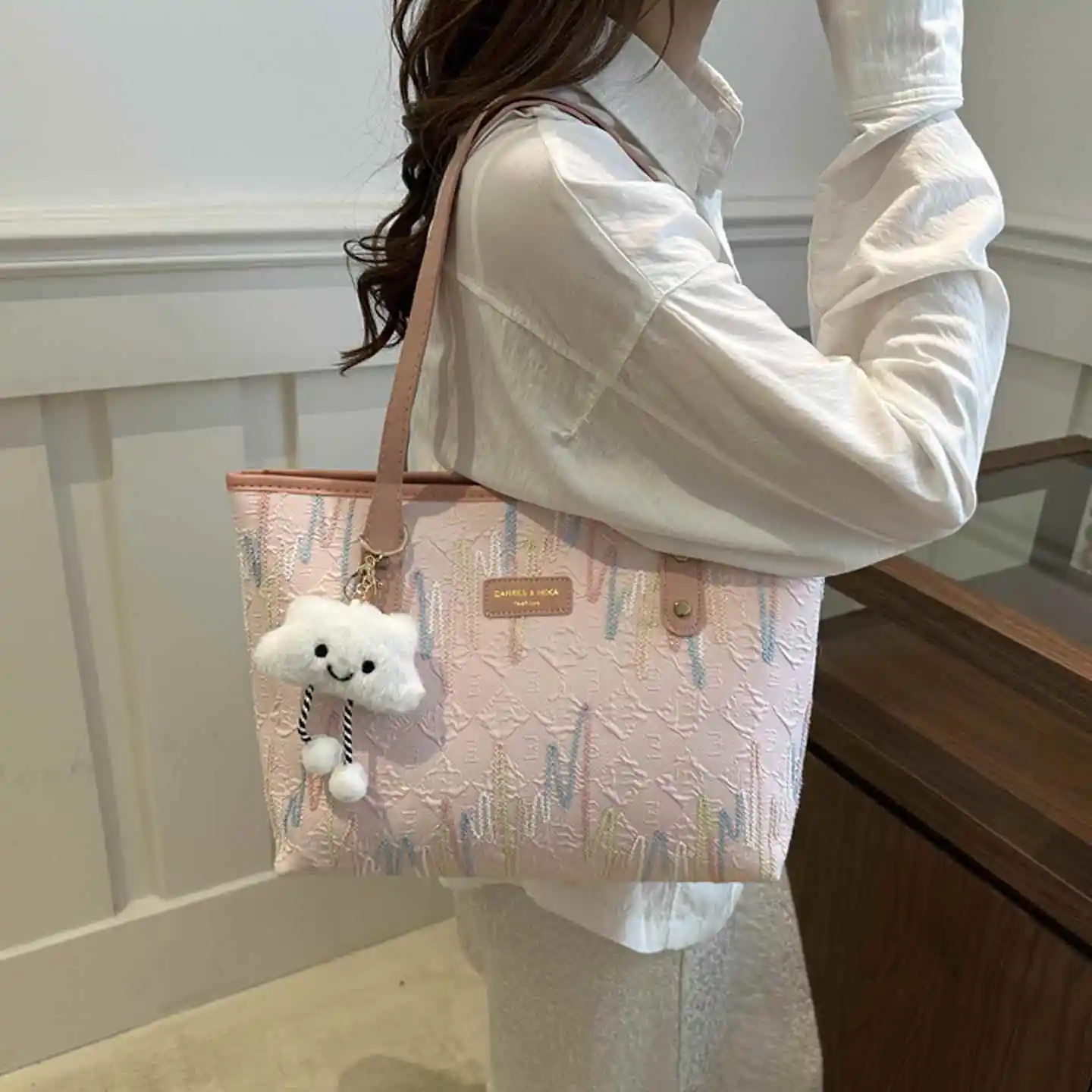 

Модная вместительная женская сумка через плечо для повседневного использования, универсальный дизайн, лето 2026, мягкая полиэстеровая сумка-тоут для города