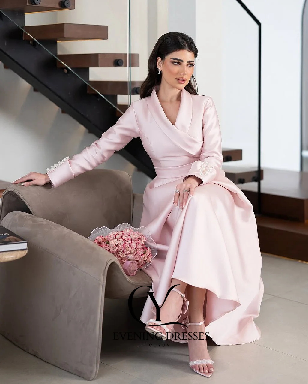 CUYUN 핑크 새틴 사우디 이브닝 가운 진주 장식이 있는 브이넥 긴 소매 긴 파티 드레스 맞춤형 여성 파티 드레스 2026