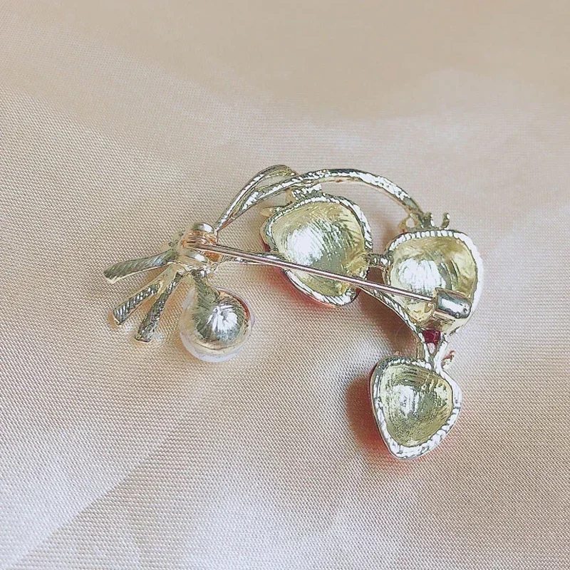Enamel Strawberry Brooches Pins Fruit Cute Flower Strawberry Girl Brooch Silk Scarf Buckle Clothing DIY Hat Bag Accessory