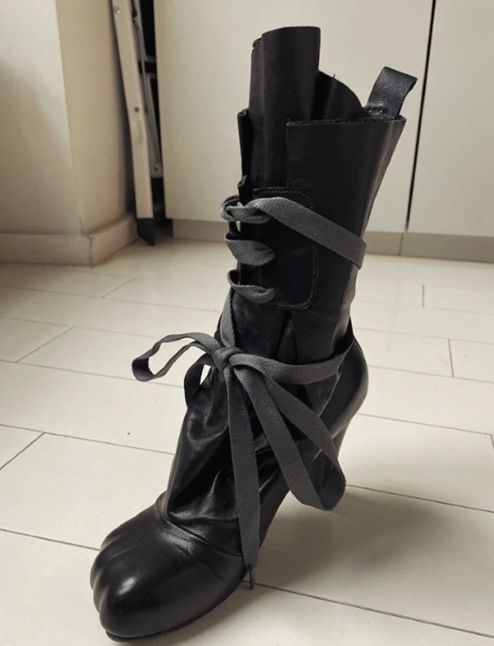 Black Cat Claw Toe Ankle Boots Contrast Wrap‑Around Laces Soft Leather Design Block High Heel Mid‑Calf Boots Retro Street Style
