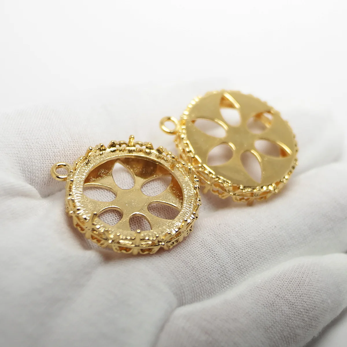 1pcs Classy Crown Charms, Gold Color Plated Brass Vintage Pendant, Jewelry Necklace Making, Inlayable Bridal Jewelry, ID 25mm view 4