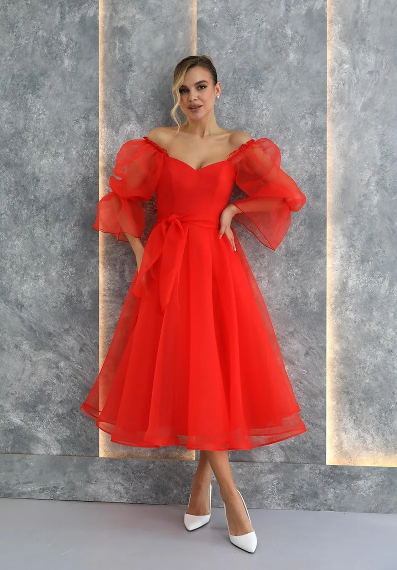Abito da festa in organza midi con corsetto rosso. Abito da cerimonia per Capodanno con spalle scoperte da fata Abito formale da donna elegante