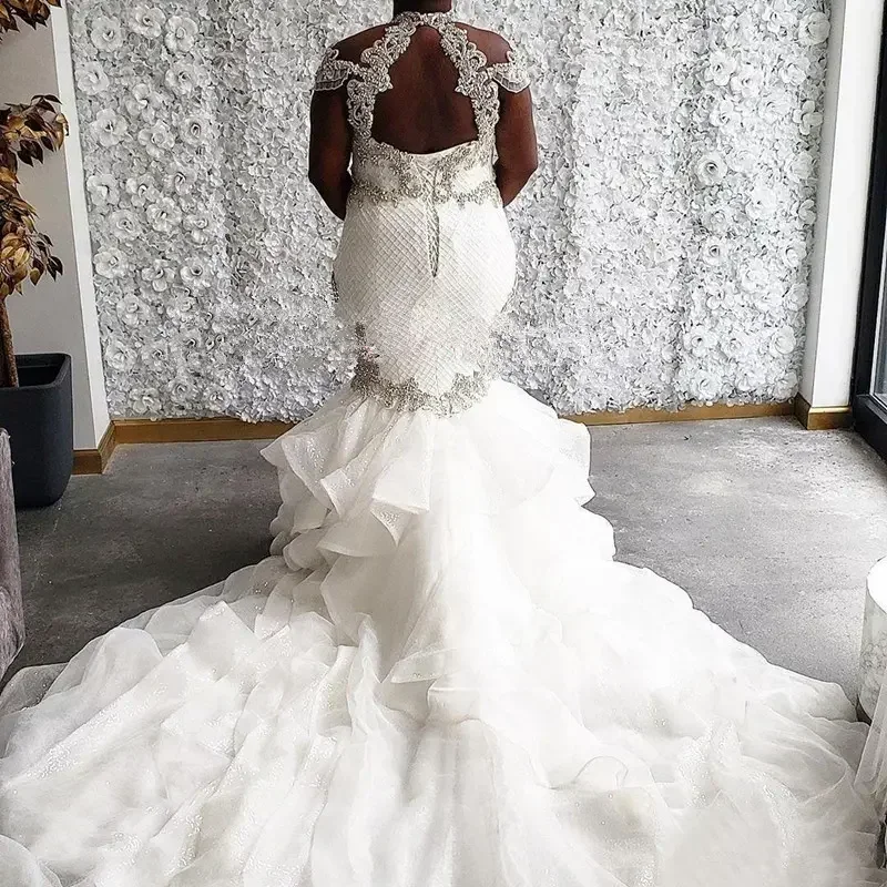 Abiti da sposa a sirena taglie forti con applicazioni di perline personalizzate in tulle da sposa con collo alto e lacci Vestido De Novia
