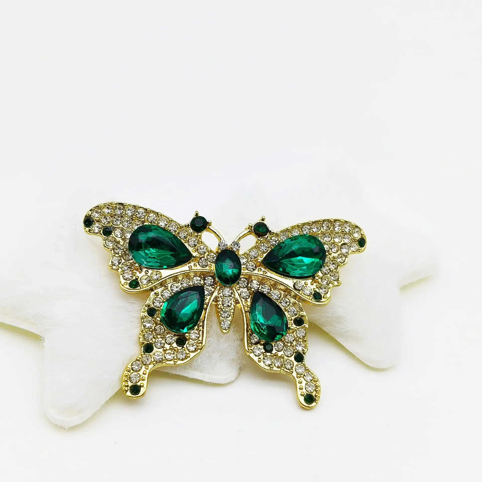 

Excellent Metal Alloy Gold Butterfly Brooch With Gree Crystal High-end Rhinestone Jewelry Accessories For Cloth Anti-Exposure