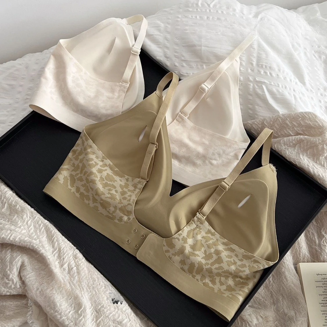 حمالة صدر مثيرة بطبعة الفهد بدون خياطة للنساء ملابس داخلية رافعة للصدر لاسلكية قابلة للسحب ومضادة للترهل حمالة صدر يومية لخريف 2025