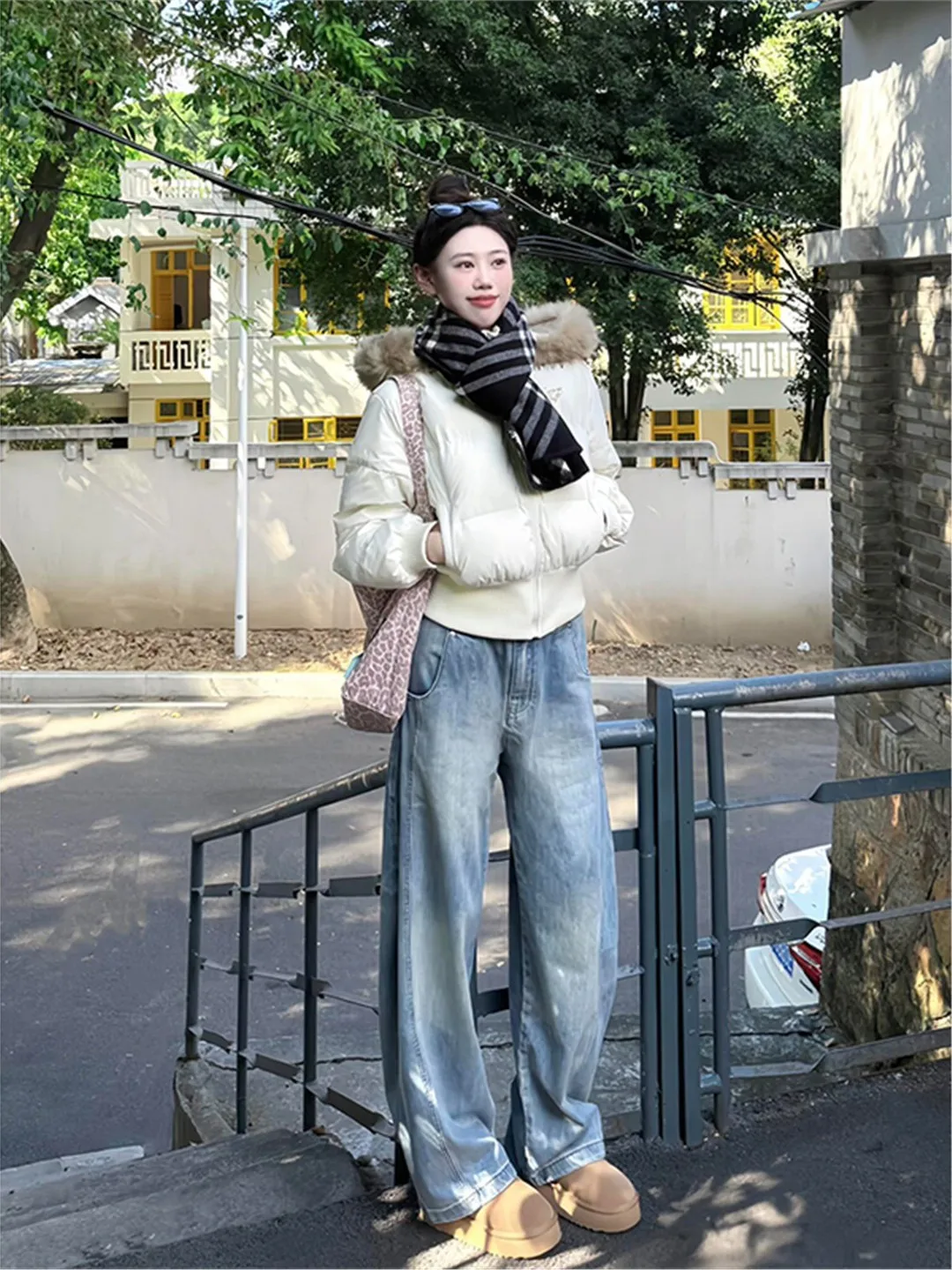 

Белая пушистая короткая женская зимняя куртка-пуховик приталенного кроя с большим меховым воротником, теплая, в городском стиле, из хлопка