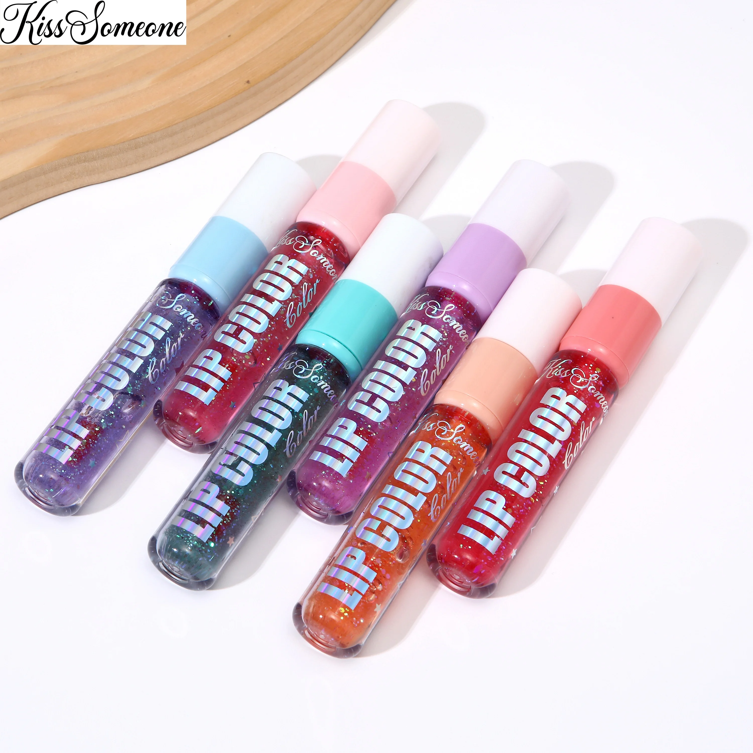 6가지 색상의 컬러 체인지 립글로스 미러 글로스 립 에센스가 입술에 오래 지속되는 보습과 촉촉함을 선사합니다.