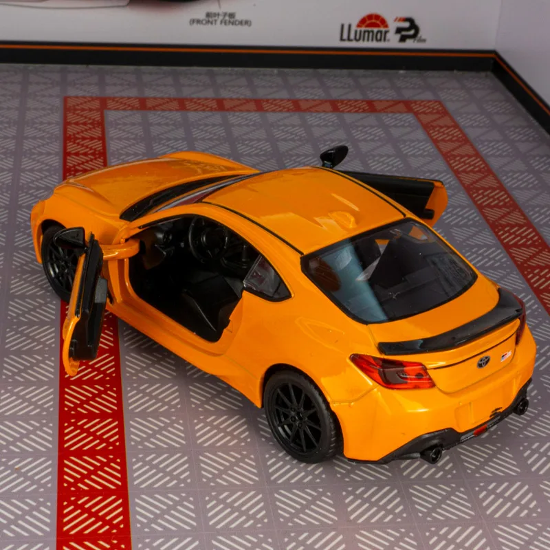 As portas modelo de carro em liga Toyota GR86 1:28 podem ser abertas tem funções de som e iluminação simuladas, detalhes ricos, acabamento fino