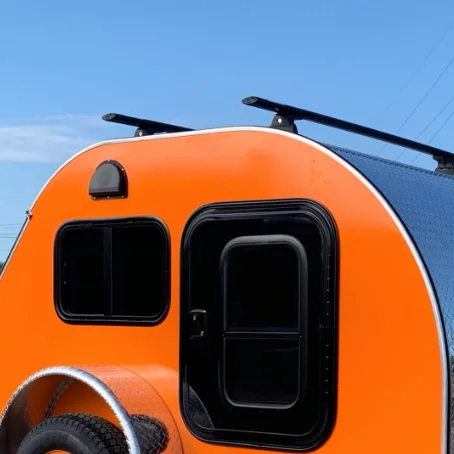 أحدث تصميم باب RV يعمل بالكهرباء للتخييم متنقل RV مقطورة سقف تنفيس RV مدخل نوافذ السيارة