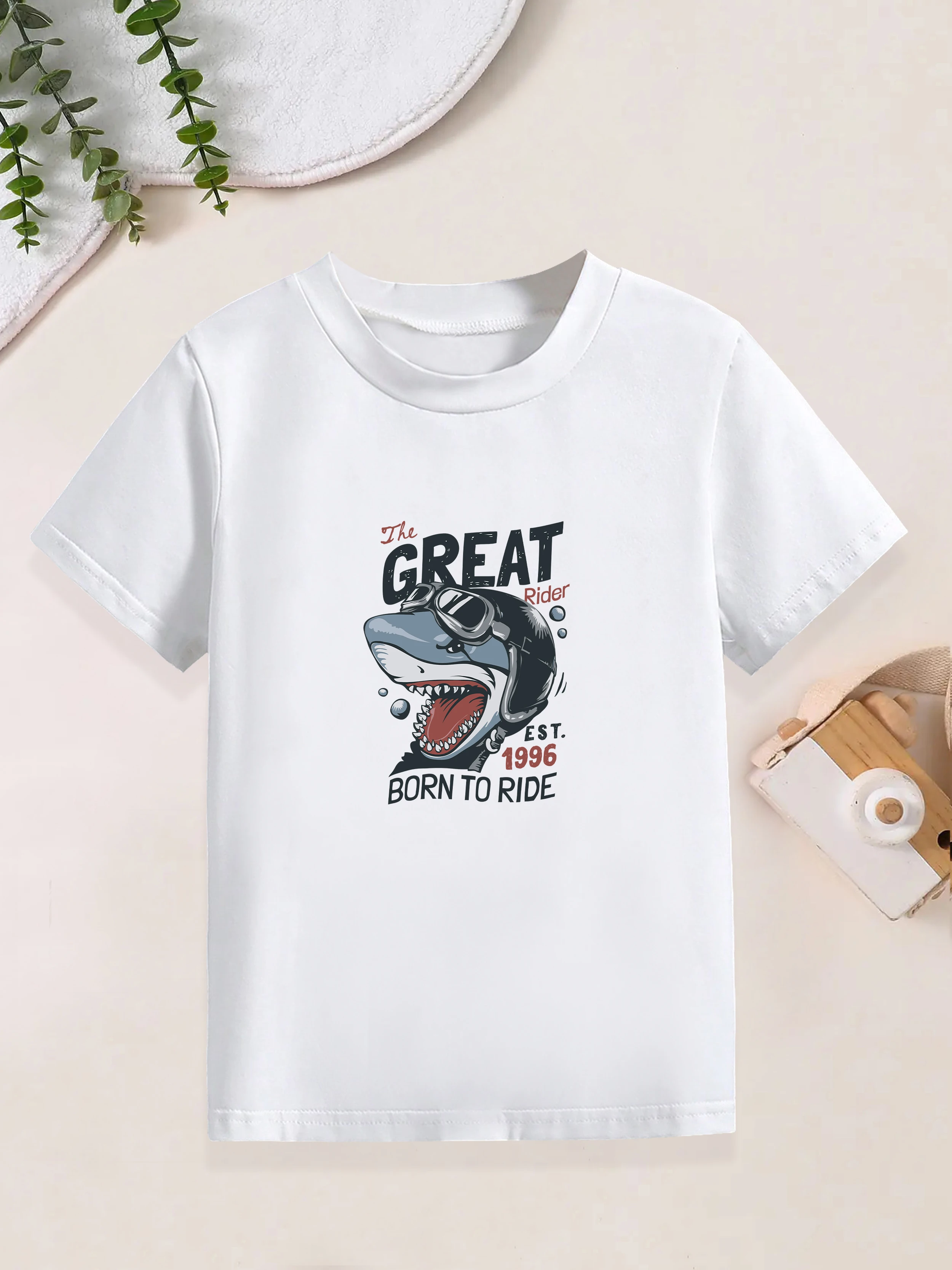 

1 шт.: Детская летняя футболка с принтом мультяшной акулы в шлеме для мальчиков