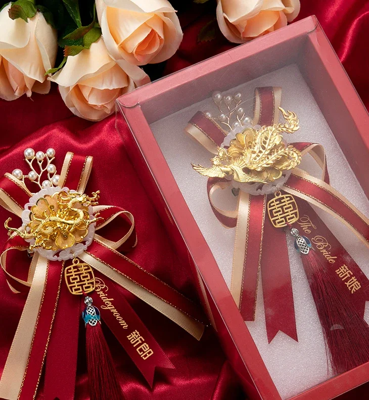 A set of high-end groom and bride dragon and phoenix styles with chest flowers