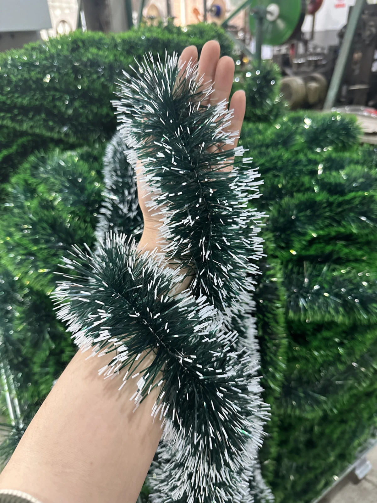 2-meter encrypted Christmas decoration with snowflake and woolen strips, scene arrangement with colorful stripes and ribbons
