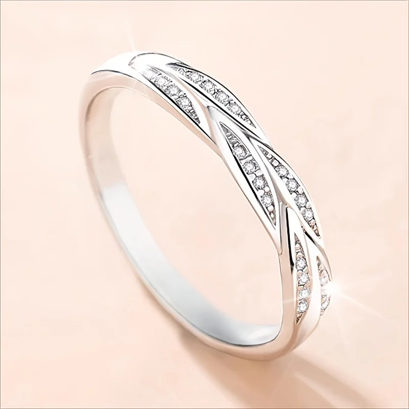 Minimalist Interwoven Twisted Stacked Ring Set with Transparent Synthetic Zircon Suitable for Women's Simple Daily Wedding Rings