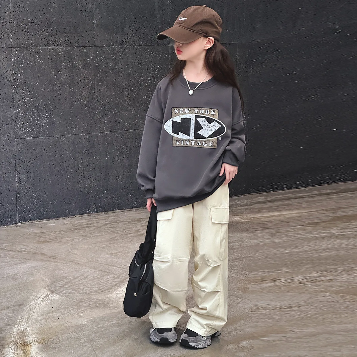 

Детские комплекты для девочек, осень 2023, корейские школьные комплекты для девочек, свитшот с круглым вырезом и принтом букв + штаны-карго, детские повседневные комплекты для девочек