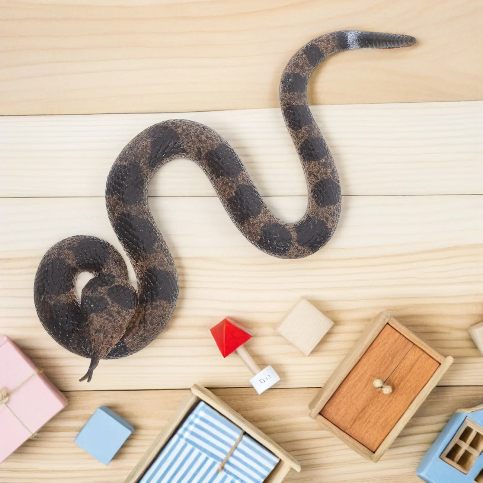 

2Pcs Realistic Rubber Snake Soft Flexible Rattlesnake Prank Props Halloween Garden Decoration Outdoor Scary Fake Snake Prank