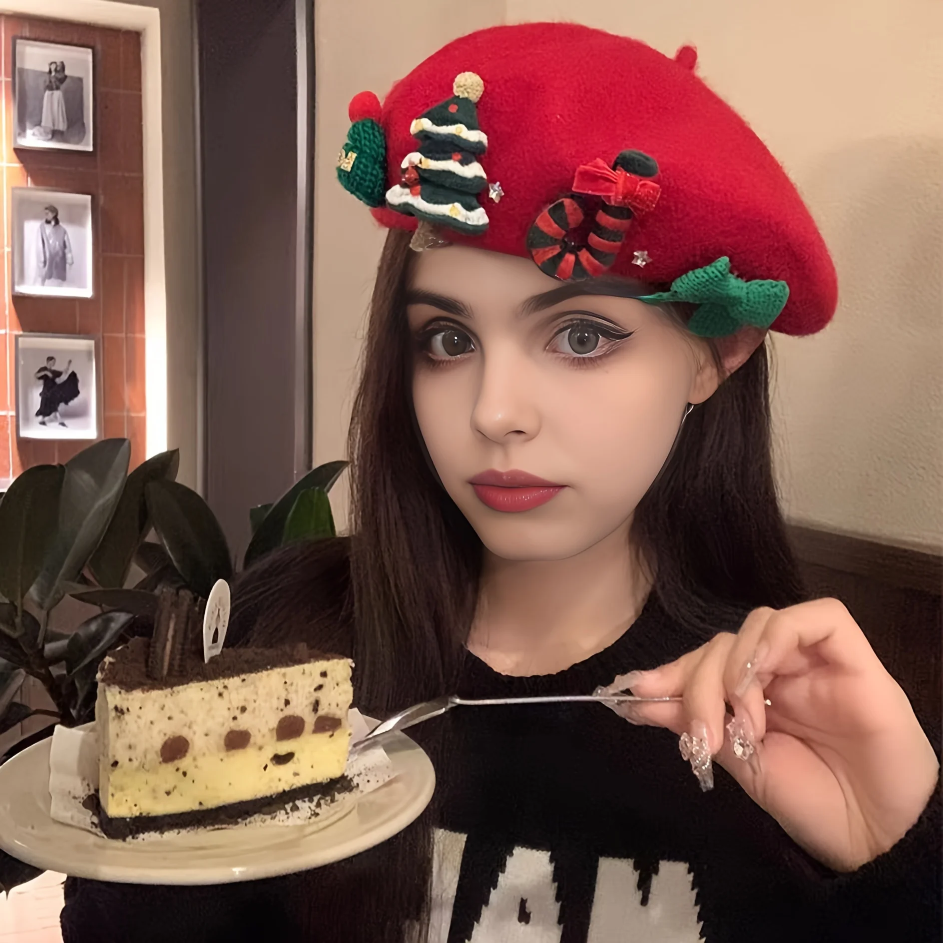 หมวกเบเรต์คริสต์มาสสีแดงสำหรับสุภาพสตรีพร้อมการตกแต่งต้นคริสต์มาสแบบ 3 มิติ - ปิดด้วยเชือกยางยืด น้ำหนักเบา