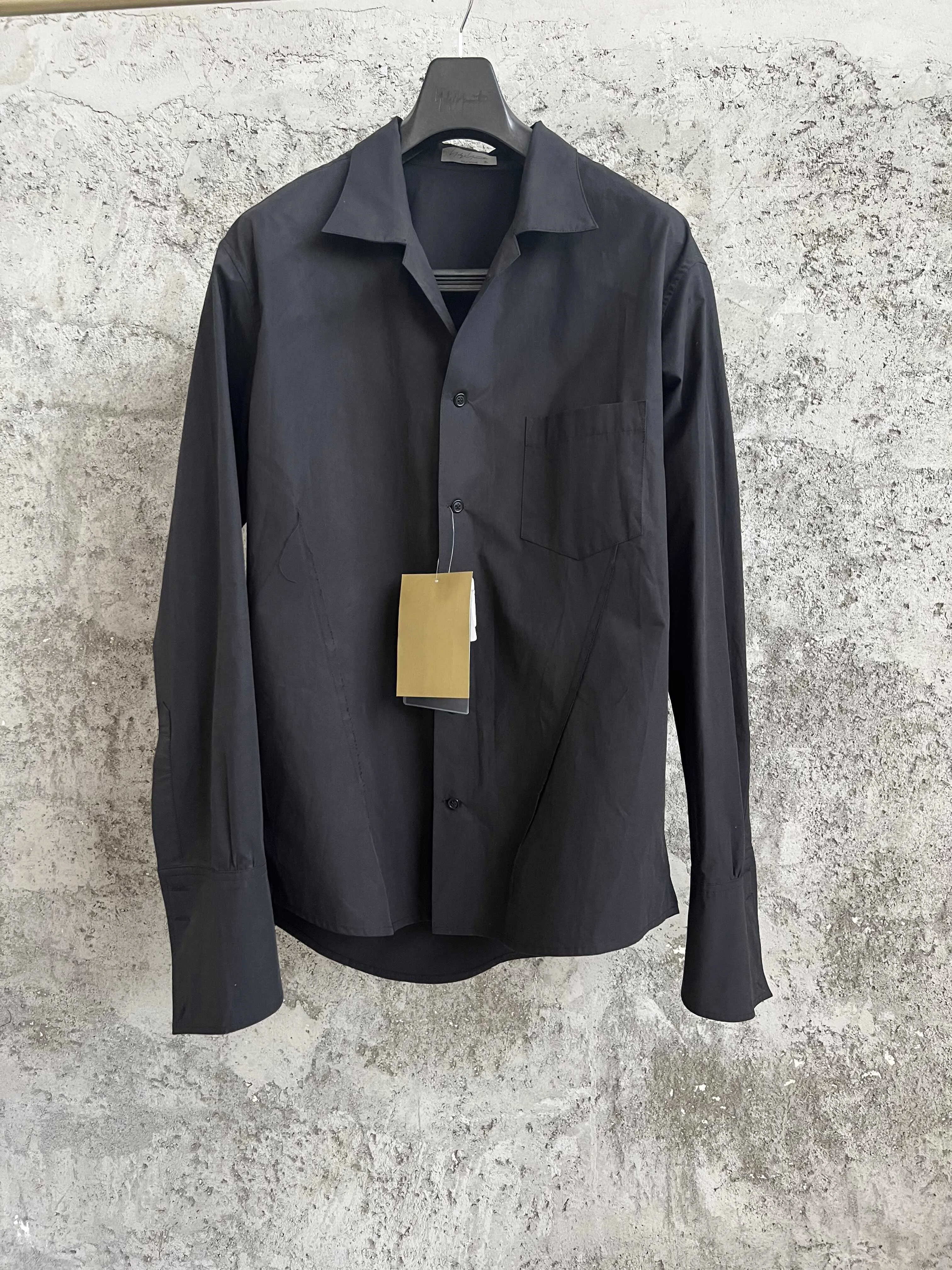 Black pure cotton casual shirt with exposed thread and crease, a niche style