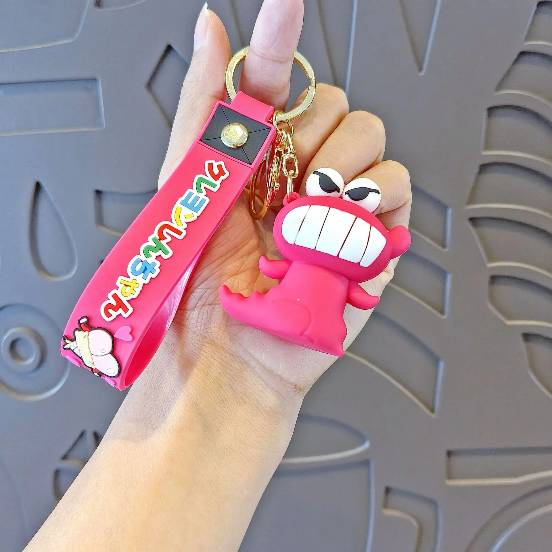 MINISO لطيف تلوين شين تشان هلام السيليكا مفتاح مشبك الإبداعية على ظهره قلادة الحلي الهزلية هدايا لطيف للبنين والبنات 2025