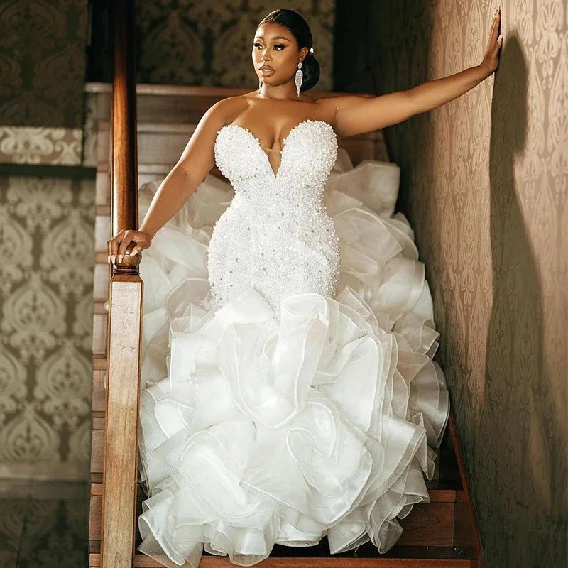 Maßgeschneiderte Luxuriöse Weiße Meerjungfrau-Brautkleider in Übergrößen Afrikanische Mehrlagige Perlen Rückenfreies Hochzeitskleid Sweetheart-Ausschnitt Vestido De Noiva – Detail 3